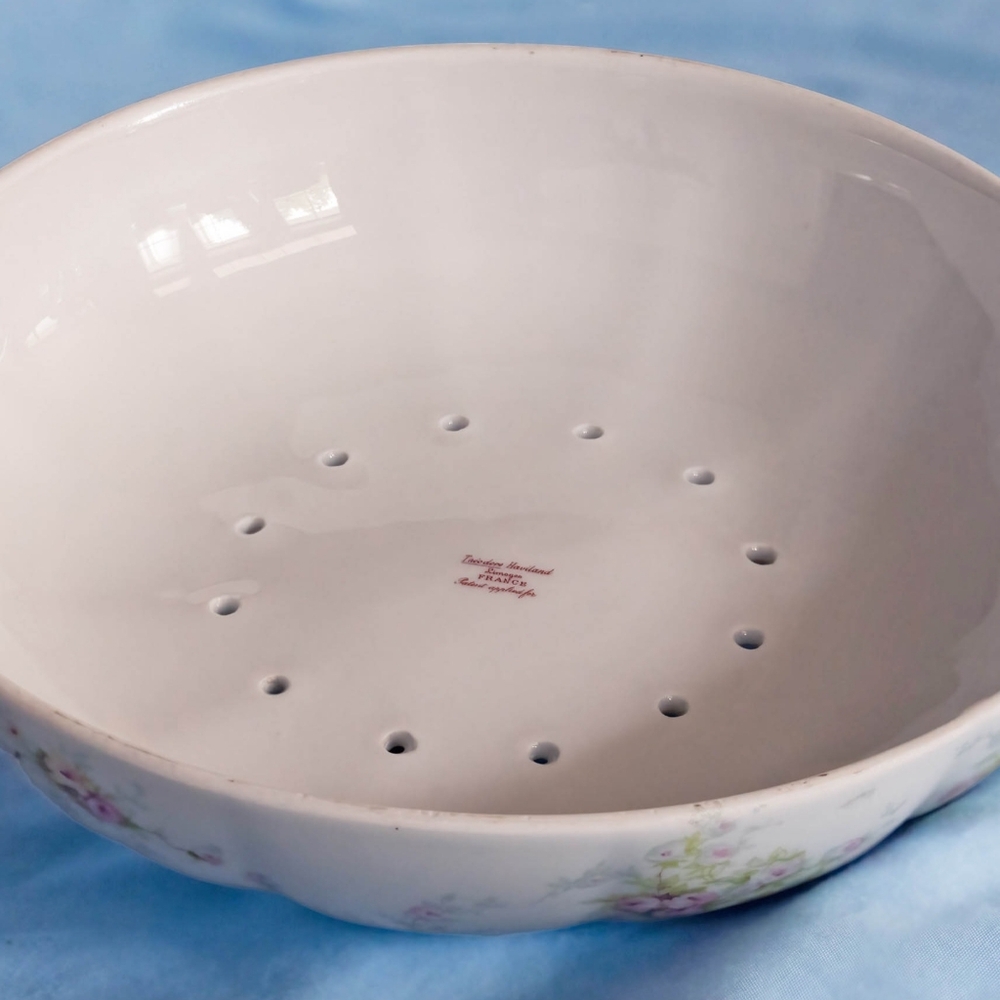 Beautiful Antique Theodore Haviland Schleiger Covered Pancake Server. France! - Picture 6 of 11